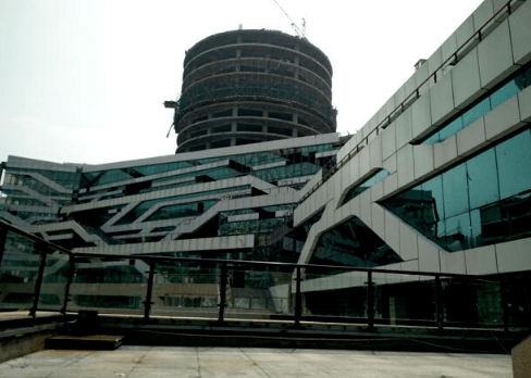 对此,高新区管委会回复如下:经高新区法院核实:东方文博城内的摩天轮