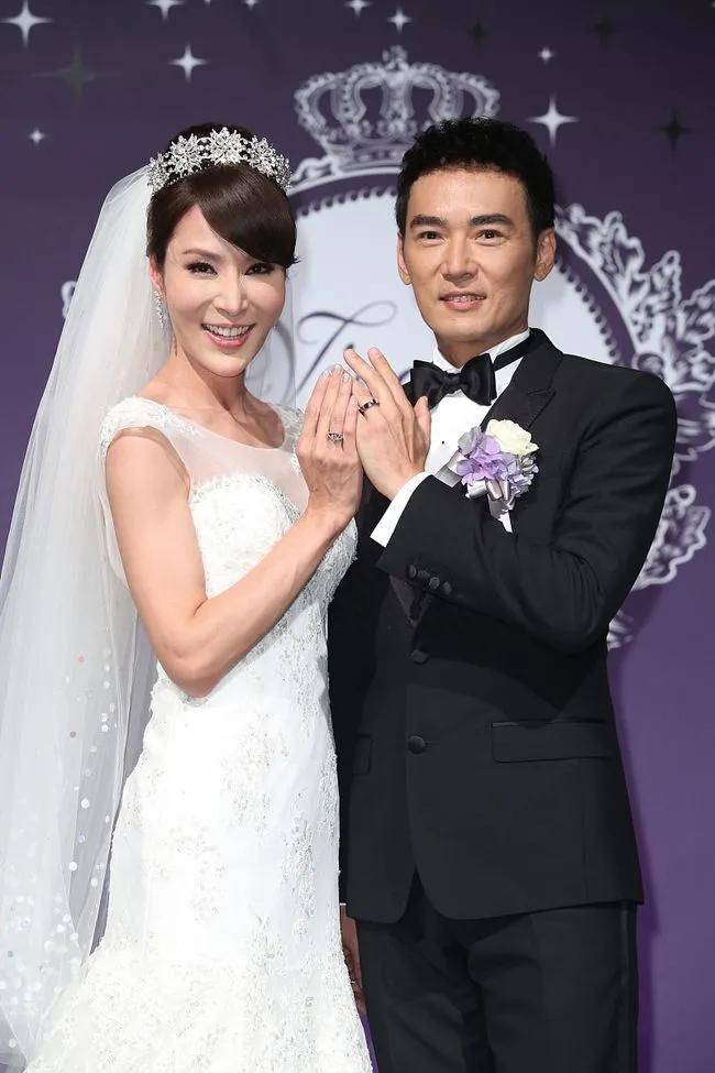 为钱与52岁女投资人拍吻戏,被女子不忠人财两空,焦恩俊现状如何_长相