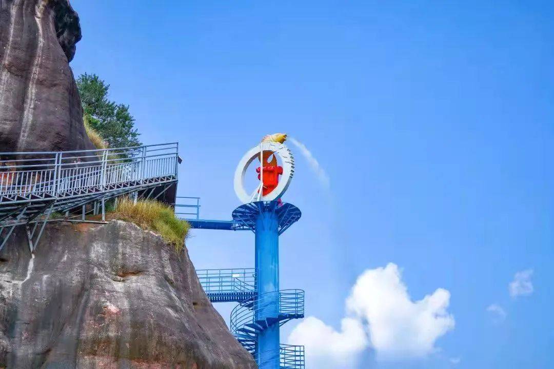 组图:清远马头山风景区桃金娘采摘季正当时 | 在一株植物上"淘金"