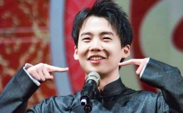 郭德纲在唱大西厢,看郭麒麟对烧饼做了啥?_大褂_不知道_扣子