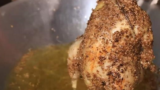 女孩买2只肥鸭,煮后裹上面糊,再沾满芝麻,油炸后比北京烤鸭香_鸭子_吃