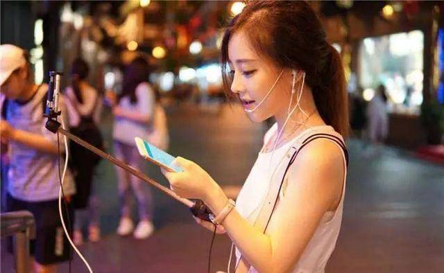 提起冯提莫,我们马上就会想到那个在斗鱼做主播的网红