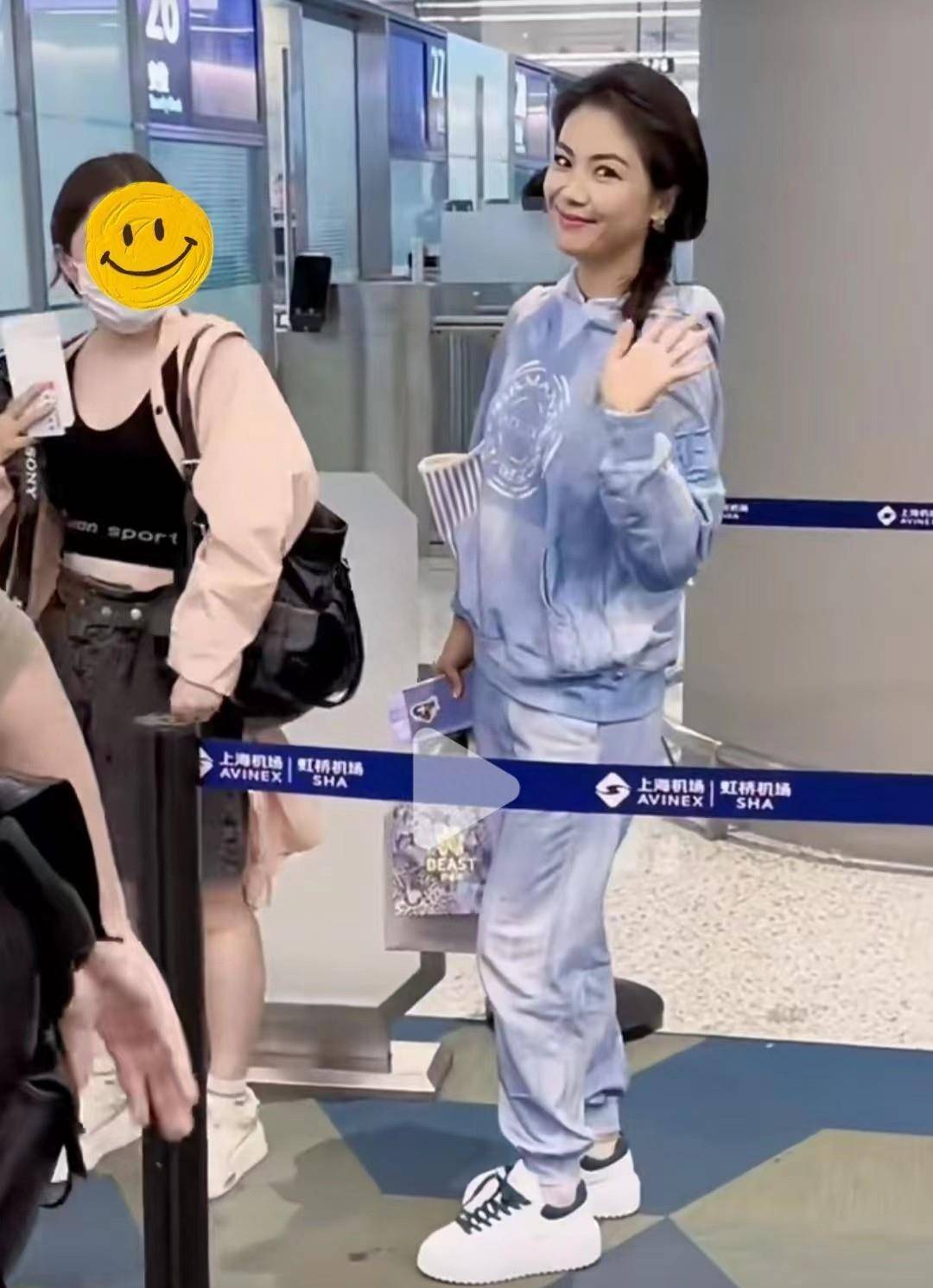 刘涛机场被跟拍不耐烦,喊话大家都正常一点,情绪低落强忍泪水_明星