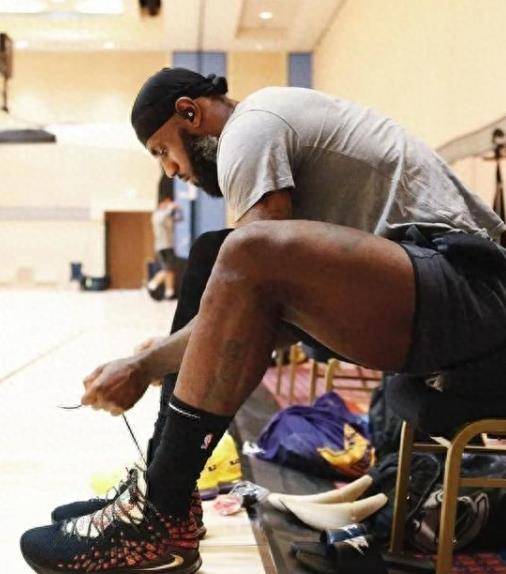 布朗尼横扫全美排行榜,球迷惊叹:真是大腿粗壮_篮球_勒布朗·詹姆斯