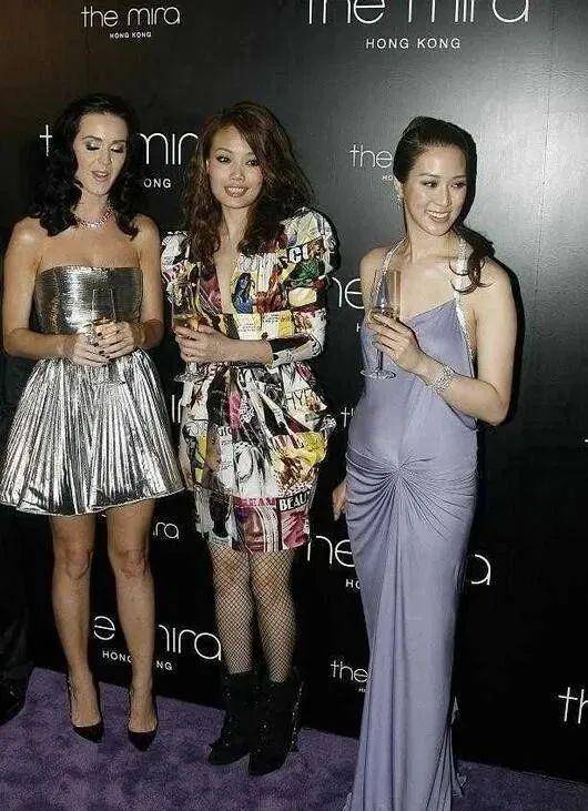 徐子淇身材火辣大胆穿,紧身亮片裙展现时尚身材,网红范儿十足_的设计