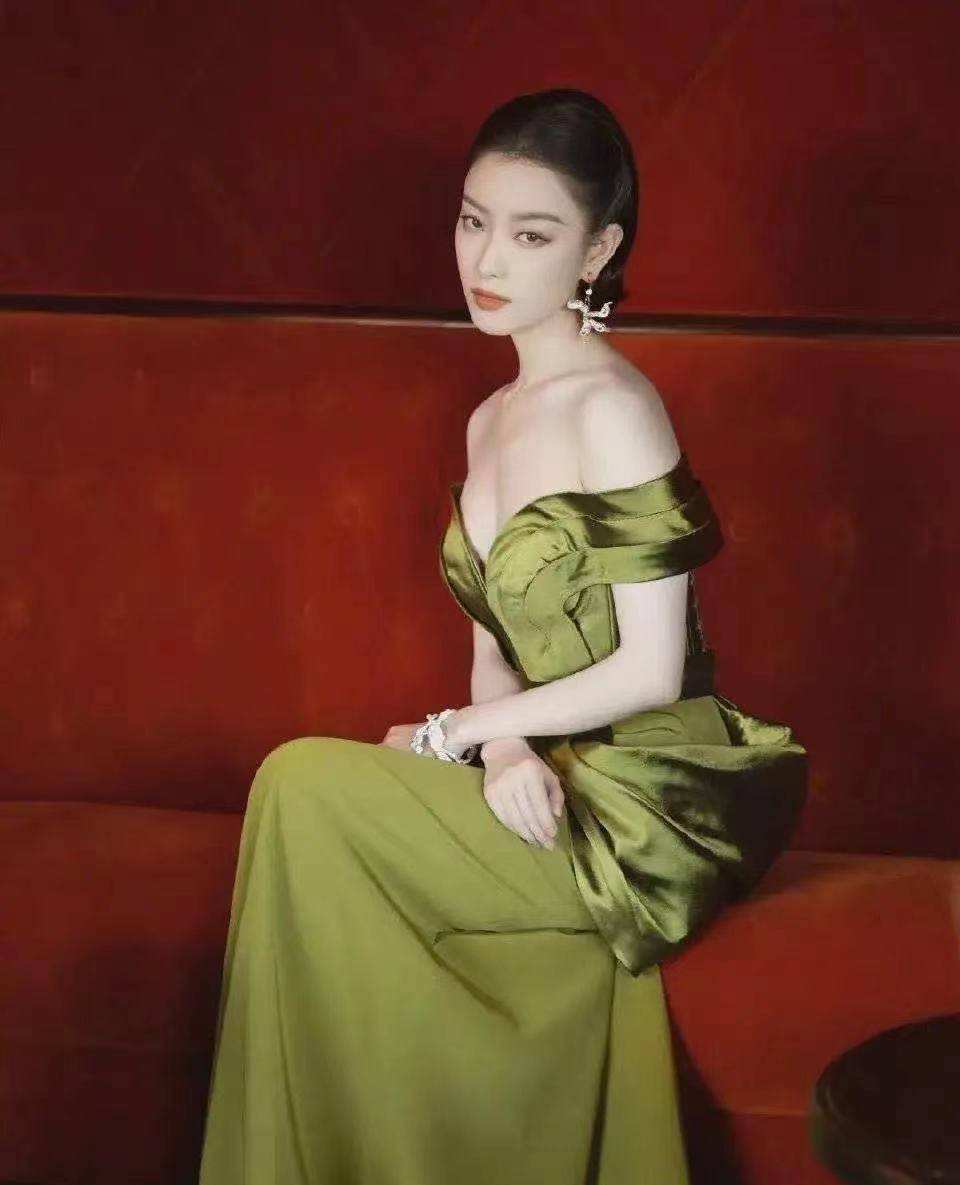 当倪妮和张雨绮穿上同款礼裙后,两人谁的身材更好,一目了然!