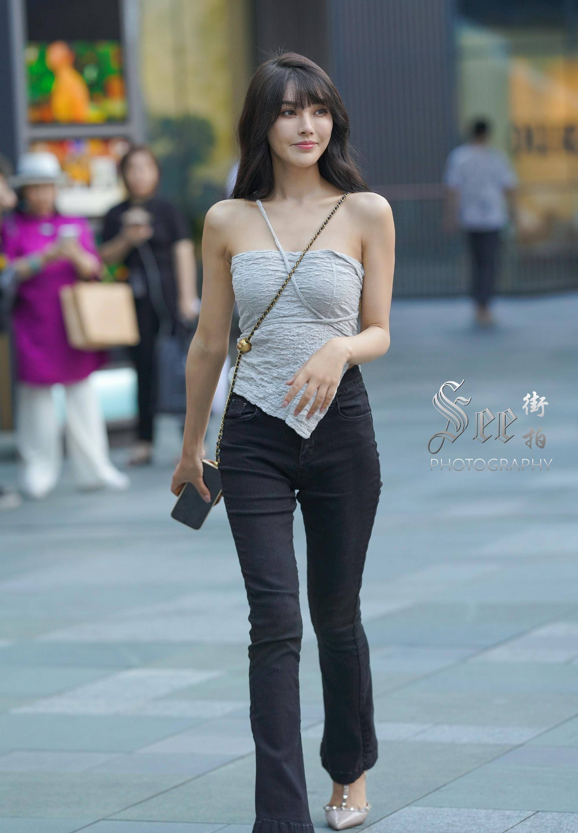 街拍:身材高大的小姐姐总能穿出时尚,展现独特魅力