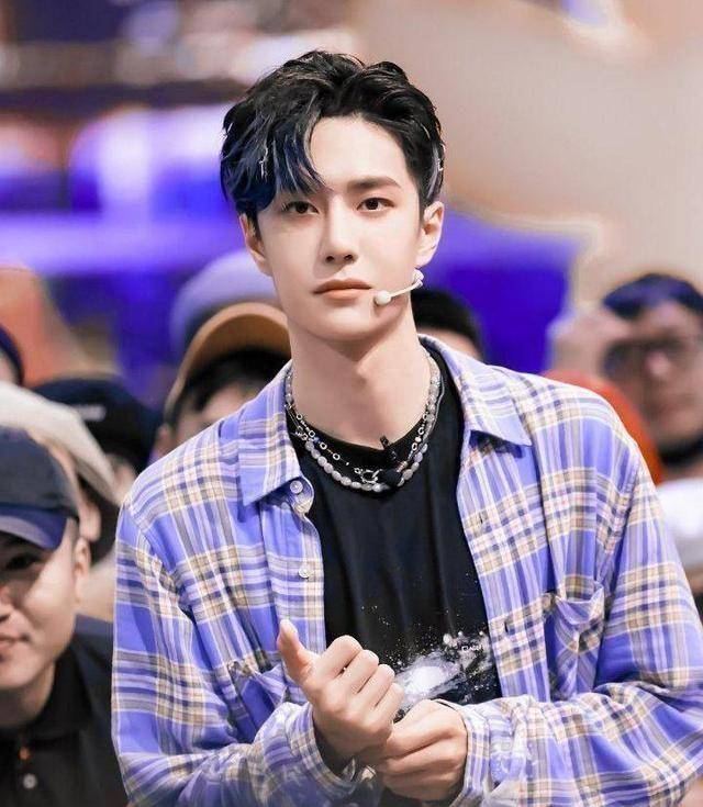 王一博抖肩舞再次火出圈,热度高达800w,不和谐评论太多了_舞蹈_动作