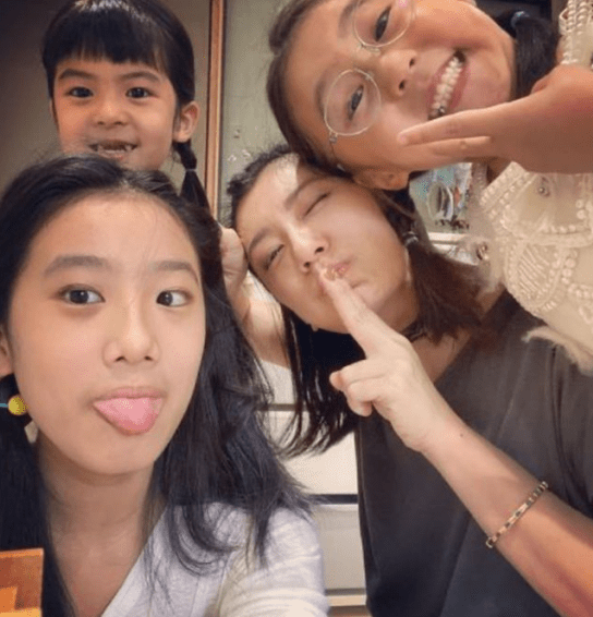 贾静雯一家五口搞怪合照,仨女儿长相神似,5岁咘咘弱视惹人怜_照片