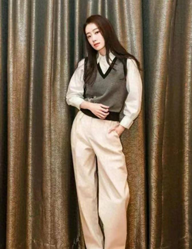 张小斐美进来了,身穿再现"馋人"身材的亮片裙,又不失优雅_造型_连衣裙
