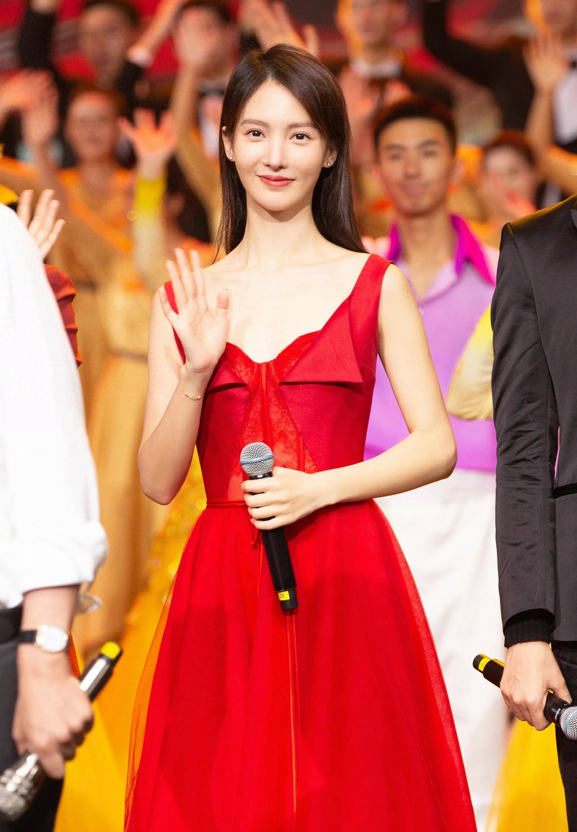 娱乐圈第九个"半个美人":脸"赛貂蝉",身体"重"_身材_邓紫棋_蒋欣