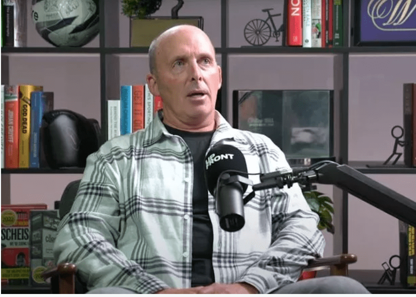 迈克·迪恩(mike dean)在天空体育上面对爆炸性var启示的音乐直播