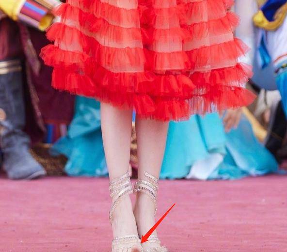 毛晓彤舞台献唱甜美又淡定,脚趾却暴露真实内心,网友:好嗨哟_大红色