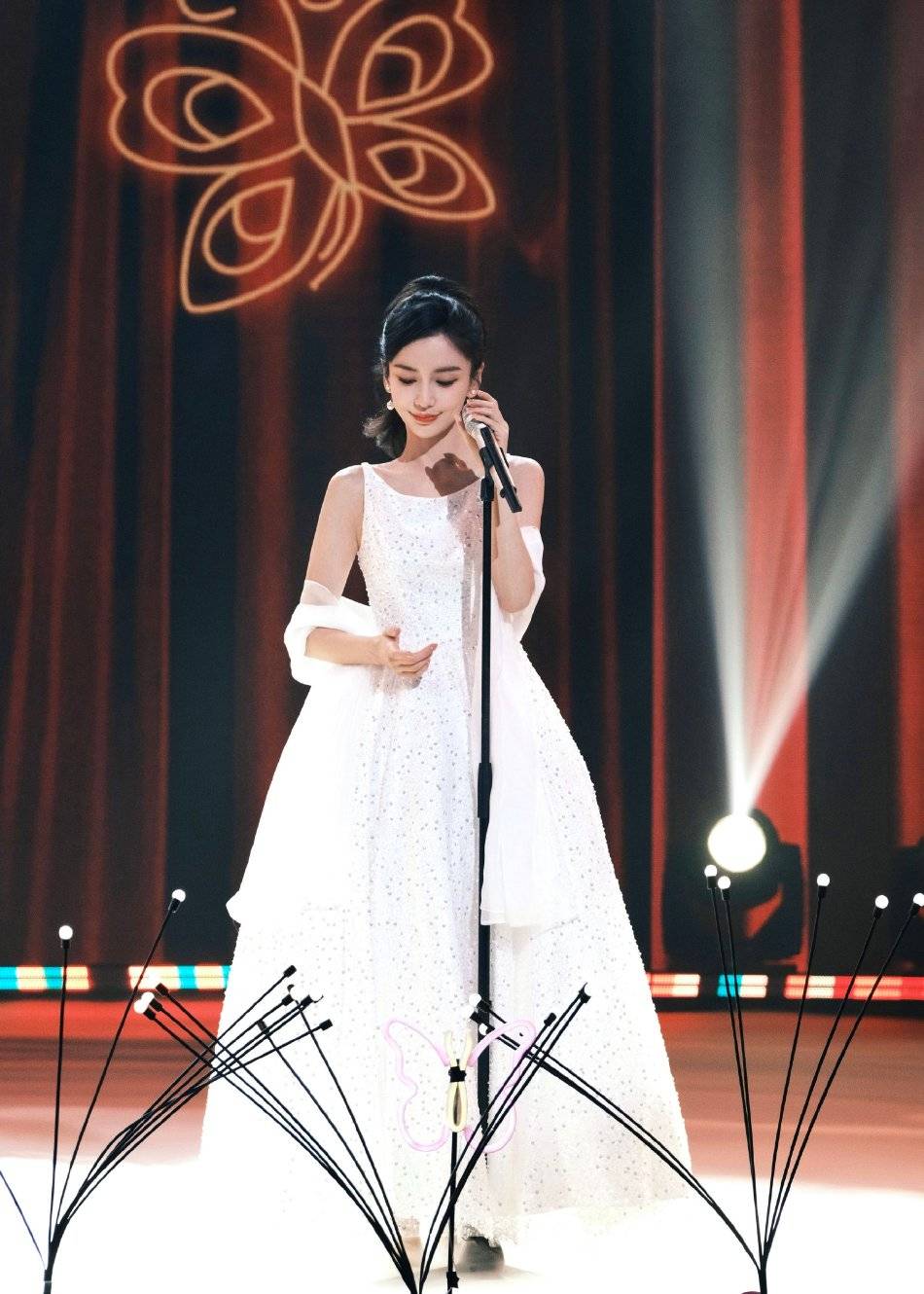 肤白貌美性感撩人_长裙_大片_话筒