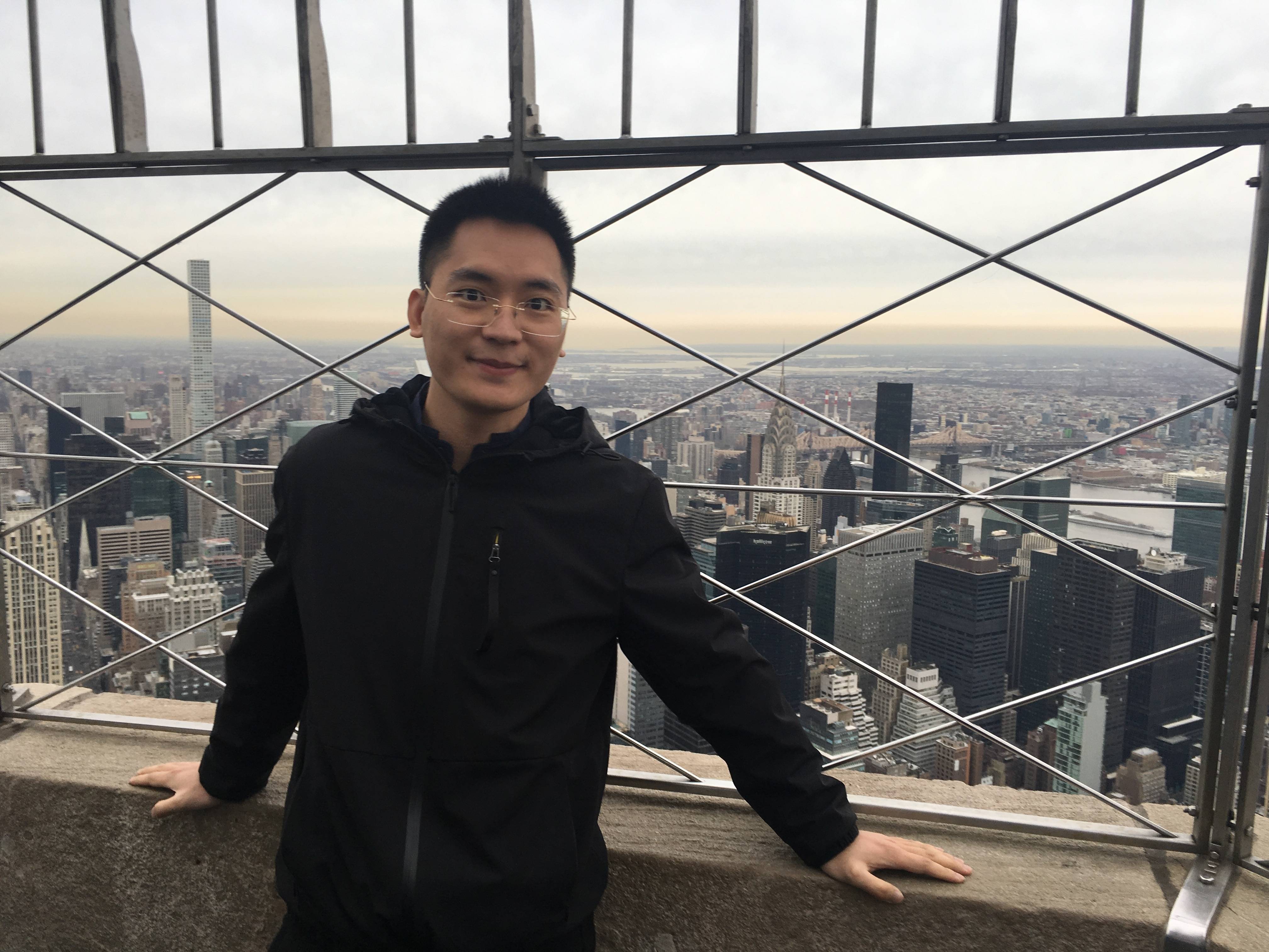 有一回,王峰要求李璐在三个小时内记住一篇一万多字的小哥.