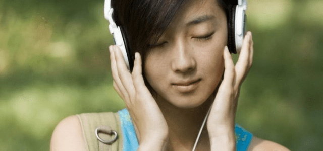 而在益达口香糖的策划中,他又和国民男神彭于晏一起搭档,成为了策划片