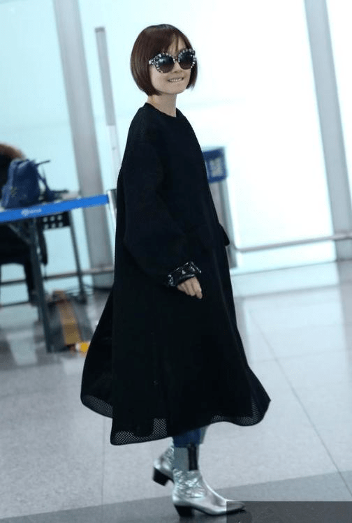 鲁豫穿这种黑色的衣服确实是非常的好看的,因为她本身是属于比较瘦的