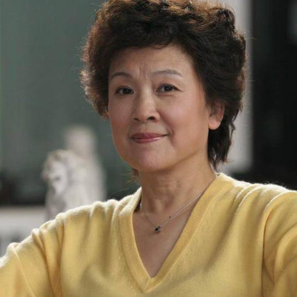 婚后两年,宋春丽怀孕了,那时的她正值事业巅峰时期,刚好又接到了一部