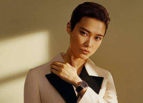 歌手潘美辰全家福曝光,外形帅过李宇春,50岁的她至今未婚单身_父母