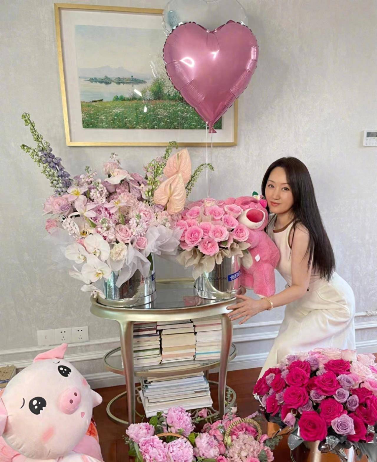 杨钰莹晒出52岁生日照片,身穿白色无袖连衣裙,清新优雅,非常减龄!