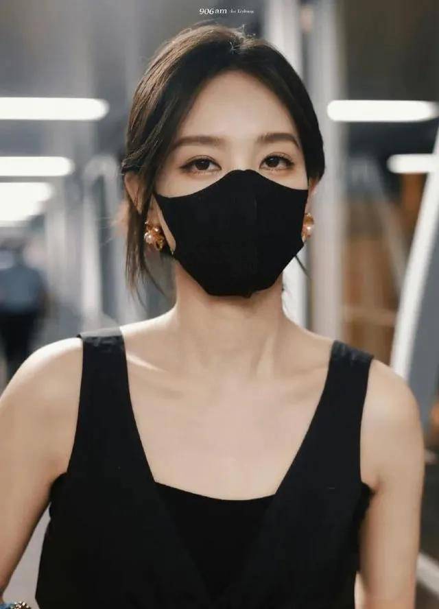 李一桐以"小黑裙拖鞋"穿搭风格走红,五官干净,大眼睛精致,眼神迷人!