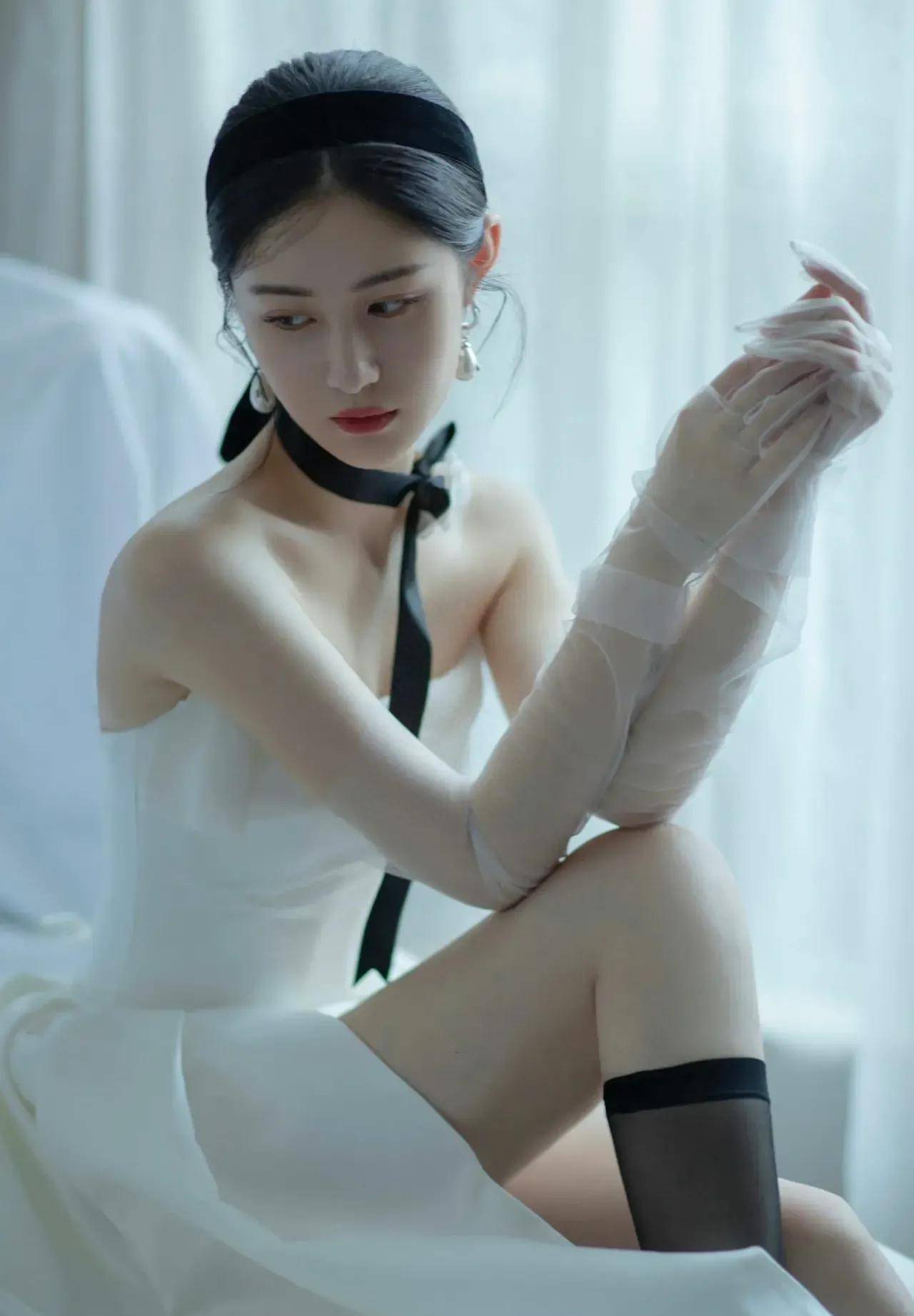 梁田白色连衣裙美丽迷人_时尚_长裙_黑色