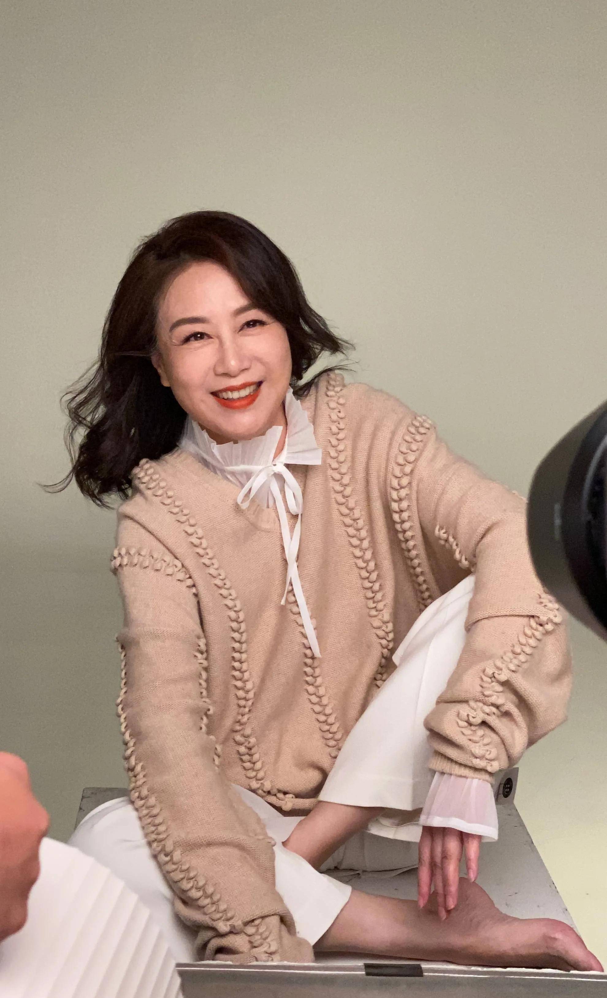 60岁吴玉芳自然老去,穿衣极简却高级有品位,越老反而越优雅_肤色_气质