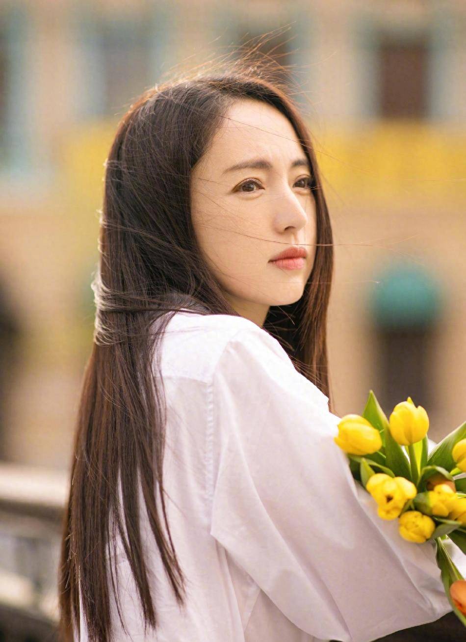 董璇温柔优雅的生活照:脸庞柔和端庄,透露着优雅的气质_照片_人们