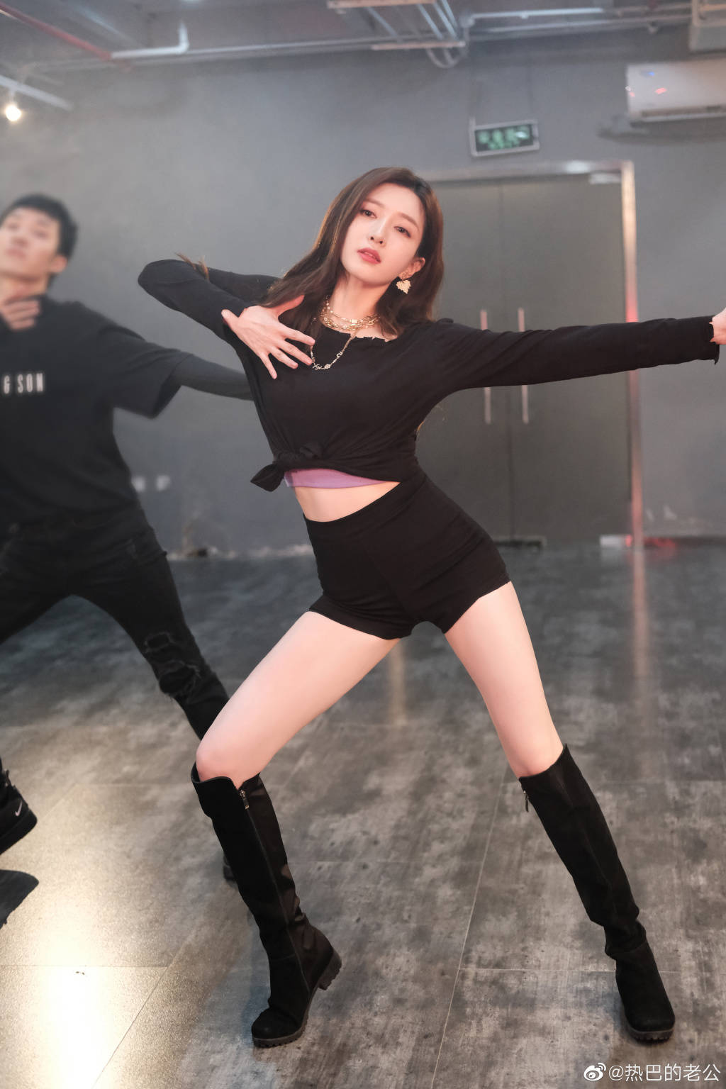 江疏影百变写真大秀事业线!肤白貌美大长腿太性感撩人_穿着_黑色_短裙