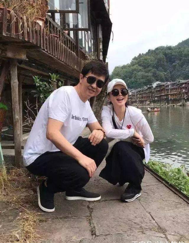 付笛生任静回老家过年!27岁儿子罕见出镜高大帅气!