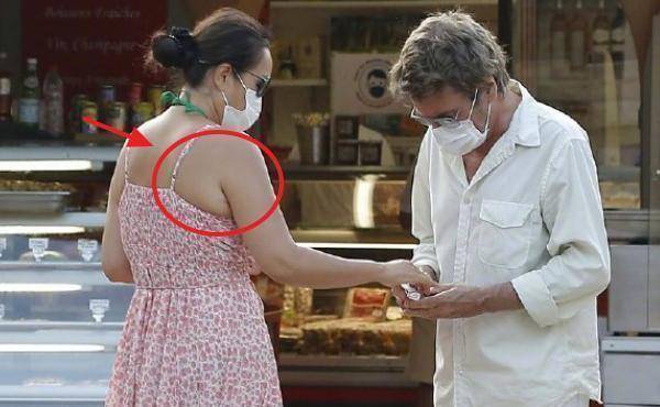 巩俐近照曝光,皮肤黝黑身材虎背熊腰!网友:像美国大妈_裙子_粉色_吊带