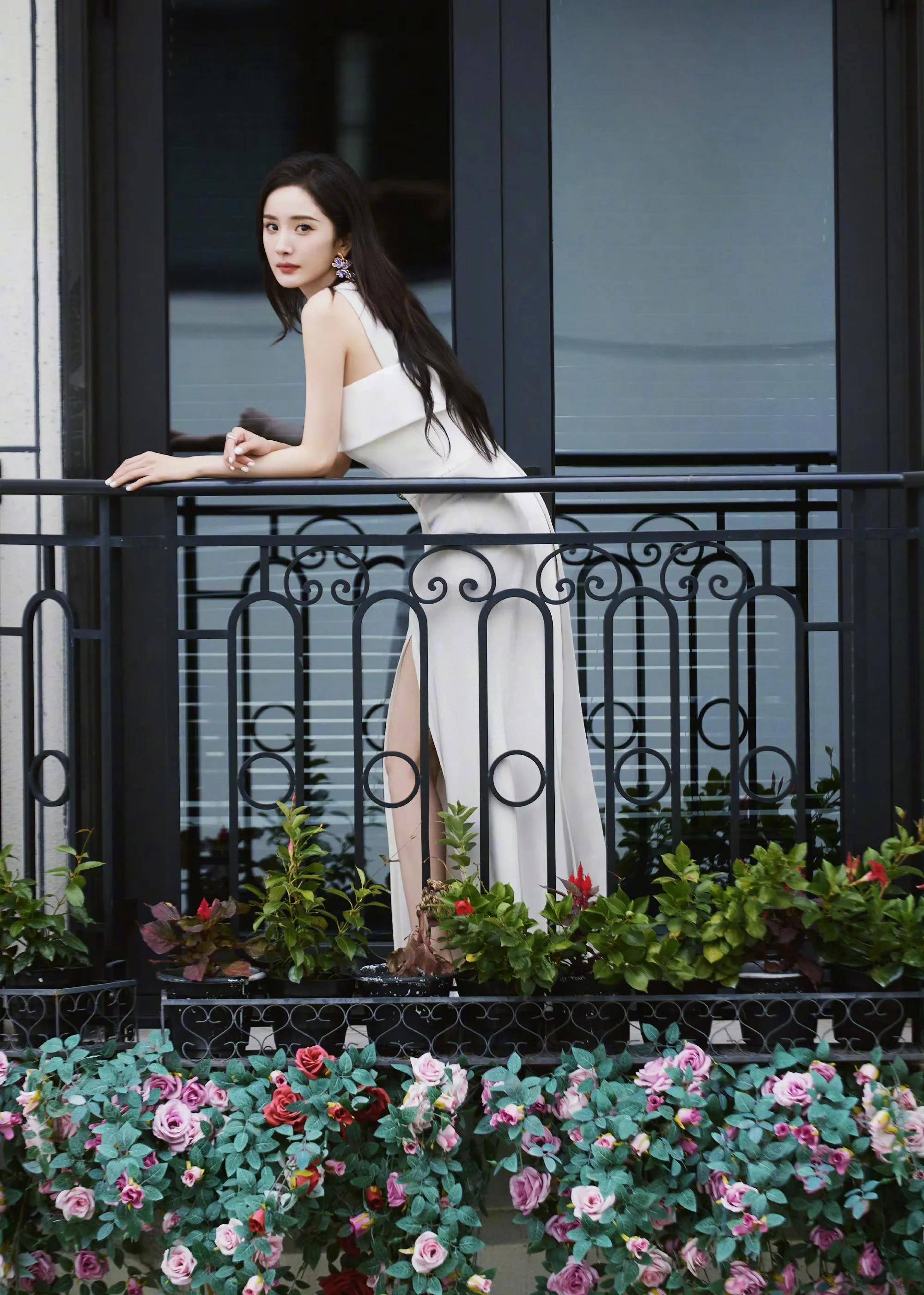 杨幂穿开叉披风白裙优雅高贵 风情妩媚_姐姐_鲜花_时尚