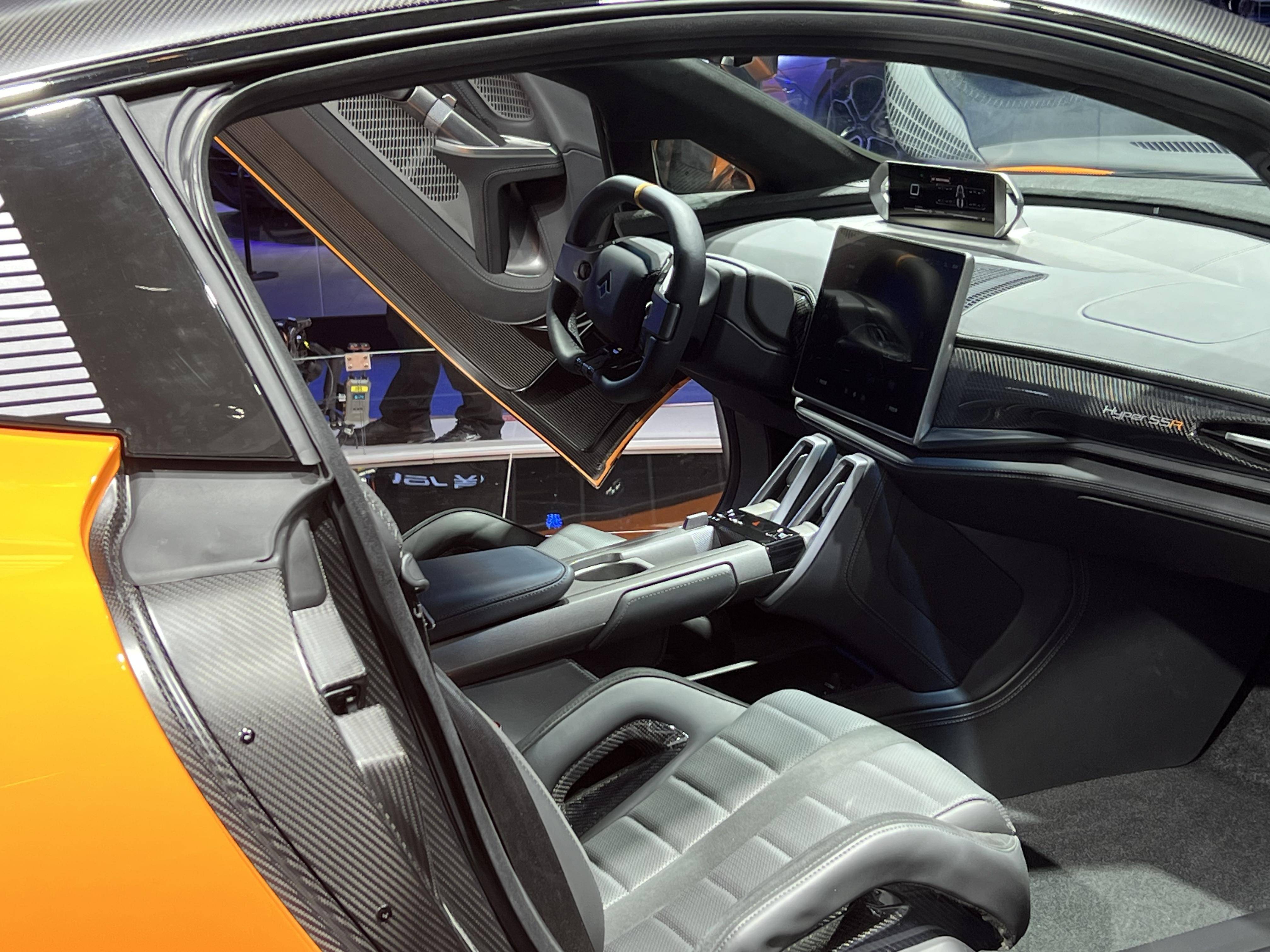 内饰方面,整体布局有着比较强的战斗气息,提供有双辐式多功能方向盘