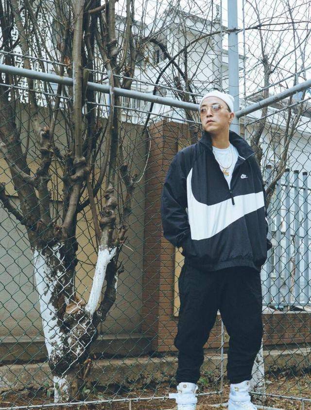 jony-j晒女儿照片,没办婚礼就生娃,四年一次生日惹人怜_说唱_中国