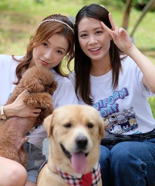 郭嘉文开始走成熟路线,和闺蜜卖萌玩自拍,失去了往日的贵气_照片_衣服