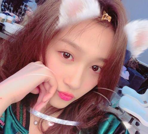 关晓彤大方晒出素颜自拍,眼神里充满了爱意,和宠物互动心情大好_化妆