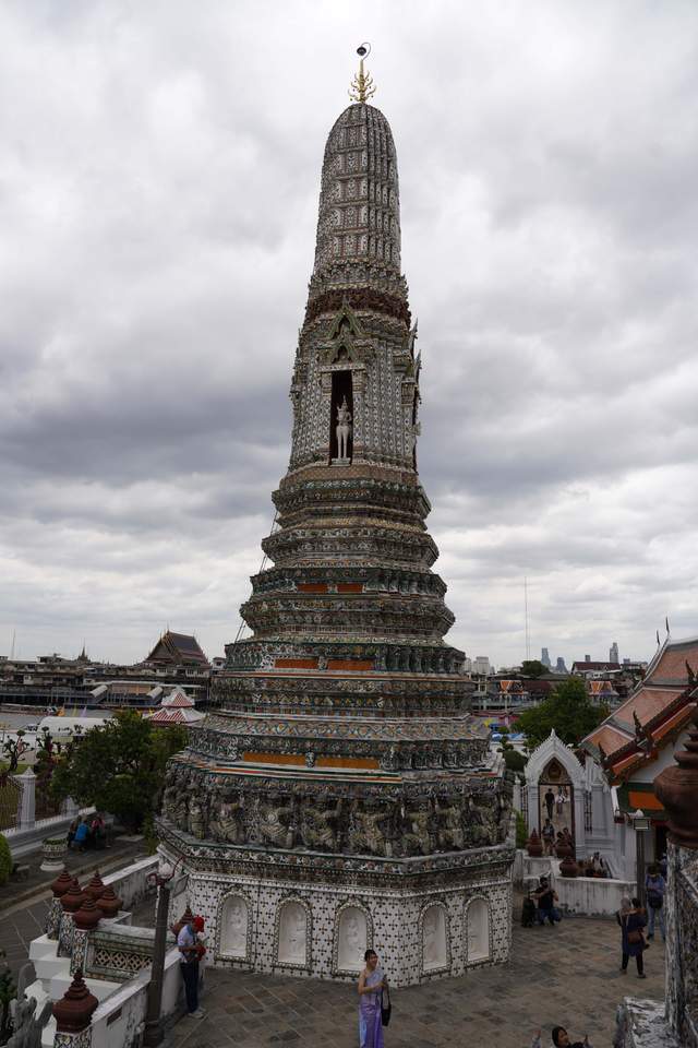 泰国"埃菲尔铁塔",在塔上可以极目眺望,湄南河对岸的曼谷市景_黎明寺