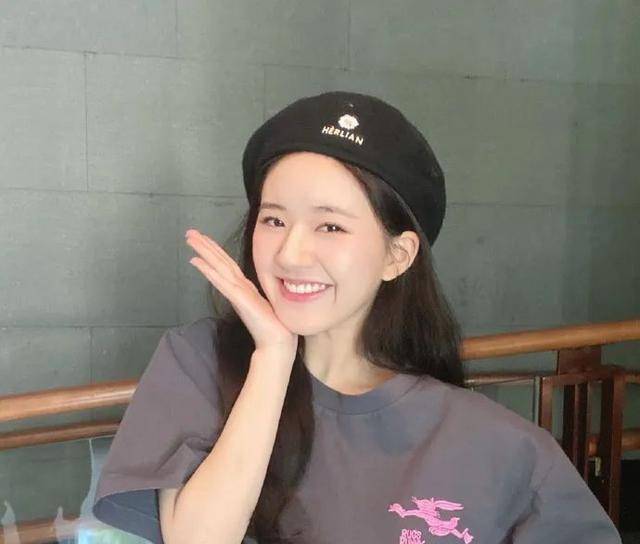 赵露思晒初夏美照,长发披肩超温柔_头发_女生_圆脸