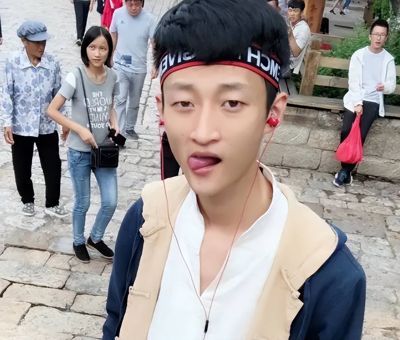 近日,辛巴更是邀请阿哲,天道,宇文泡等人,一起到内蒙大草原旅行.