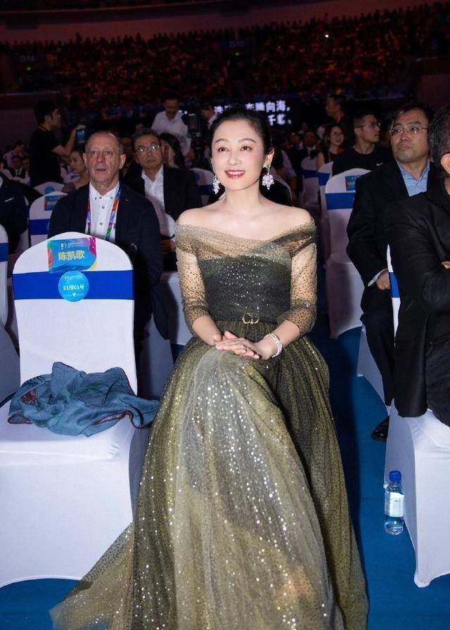 51岁陈红现身活动,没有滤镜的她皮肤松弛,容颜衰老_古装_上陈_礼服