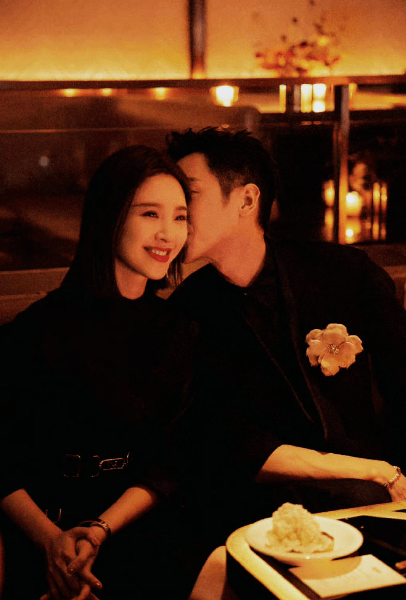 19年6月与张若昀举行婚礼,次年5月生下女儿的唐艺昕,虽说她已经是当了