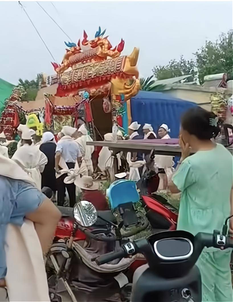 可是,对于那对新人来说,一辈子的大喜事,竟然摊上邻居家办丧事,这样的