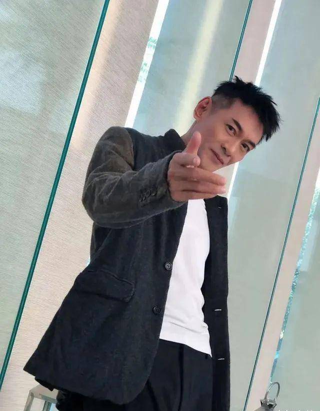 撞脸刘德华,曾是香港顶流的他,却在当红时退圈卖保险_江华_邓萃雯