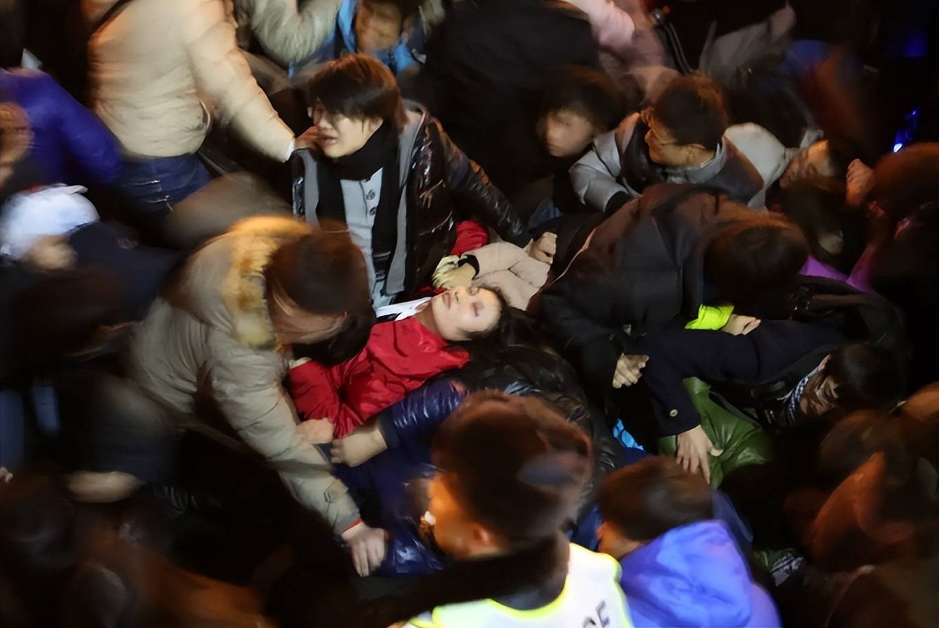 韩国梨泰院踩踏事故触目惊心,盘点史上最"惨烈"的踩踏事故_人群_救援