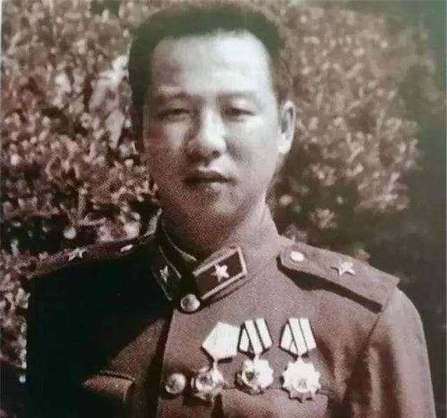 上将李作成:1979年一战成名,首任陆军司令员,手臂曾被子弹击穿_排长