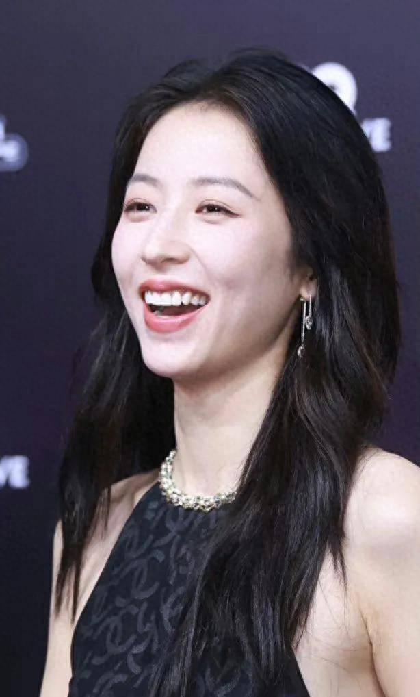 周雨彤的轻松感让他在红毯上显得自信又独特_感觉_镜头_女明星