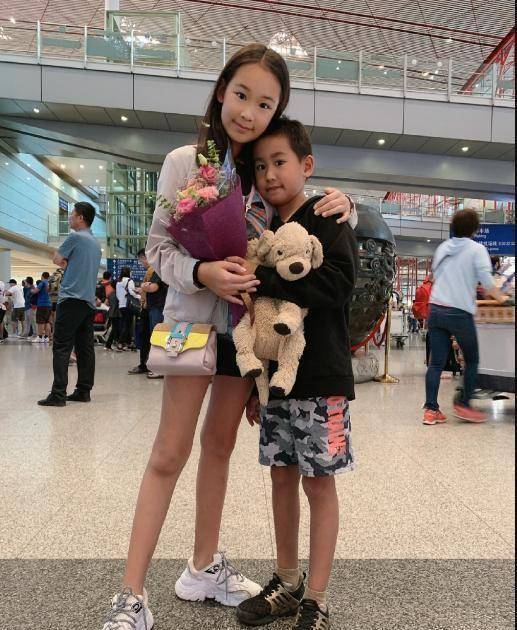 赵文卓送孩子返校,大女儿身高直逼爸爸,一家五口一个样_张丹露_照片