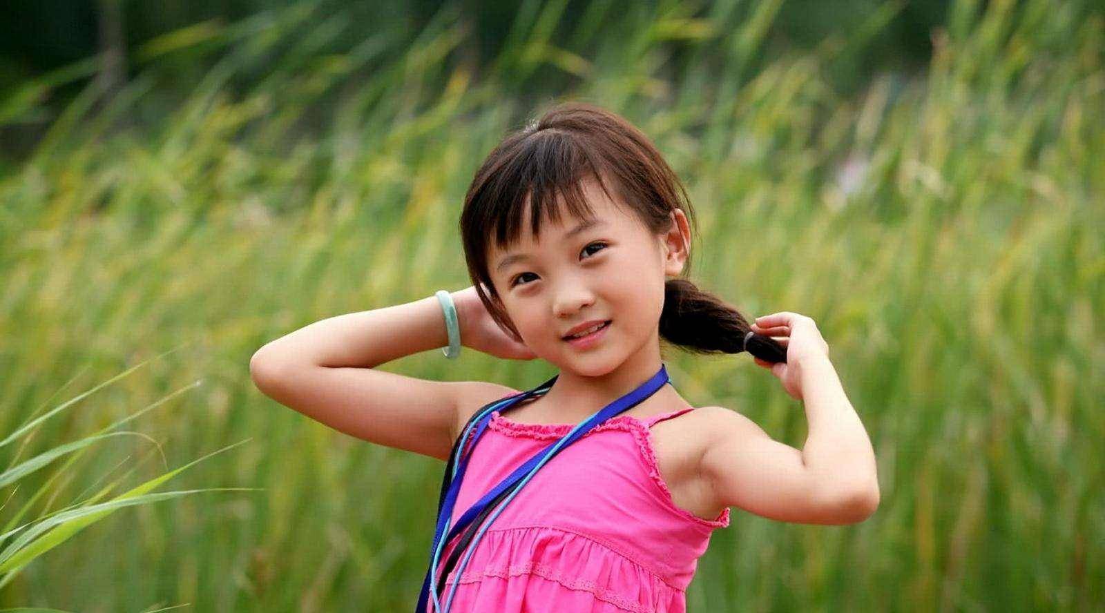 小时候的林妙可,长相甜美可人,观众缘非常好,大家也都特别喜欢这个小