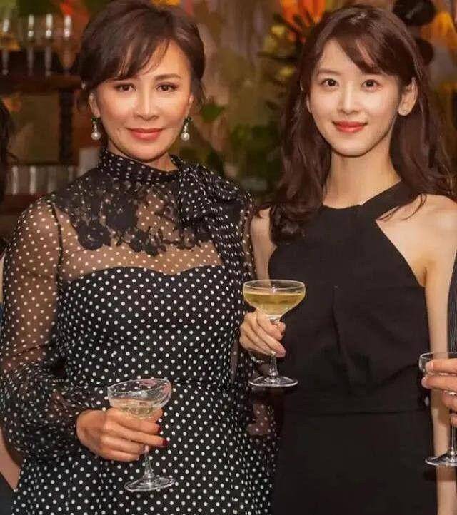 章泽天分享剑桥大学生活,近距离拍摄班级合照,一位男同学很入镜_网友