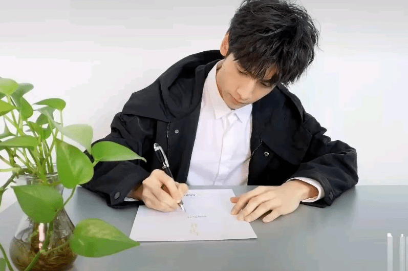 "澹台烬"清秀的字火了,引学生争相效仿,不愧是教资证的男人_罗云熙